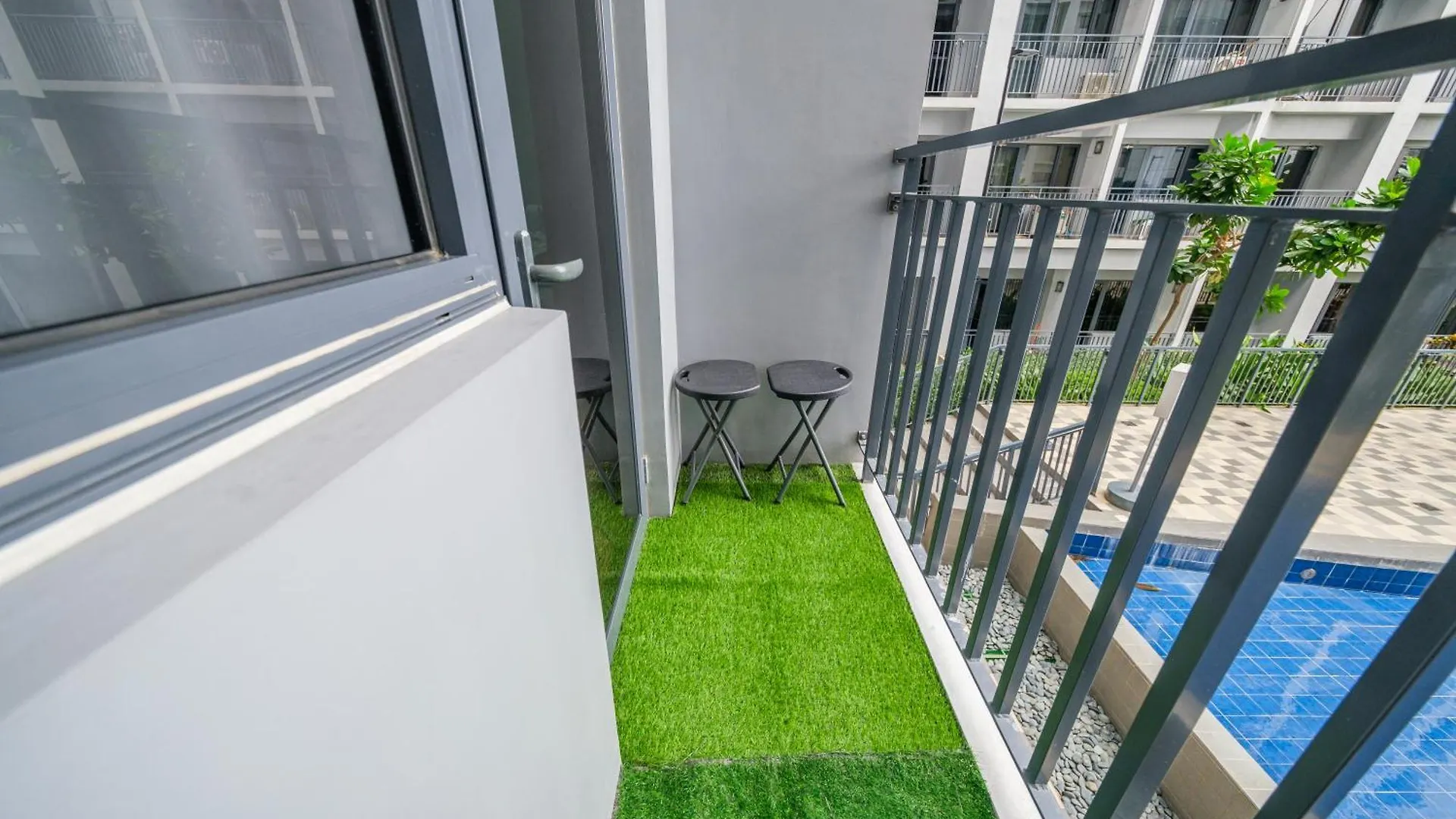 Apartment 2 Side-By-Side P00L Front Condos, 6 Beds, 2 Cr, 2 Kitchen For 10 Guests At Moa Manila Philippines